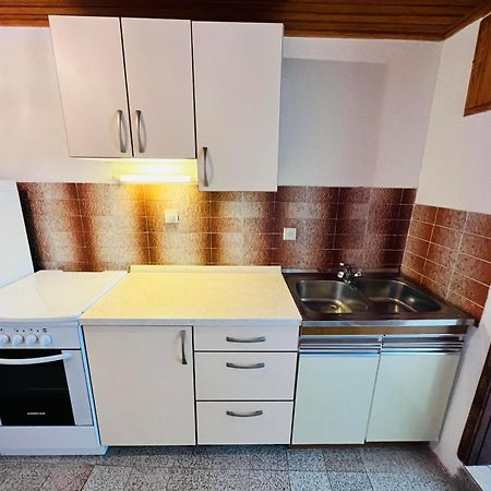 Sea Breeze Apartments With Private Beach And Boat Anchorage Stara Novalja Bilik gambar