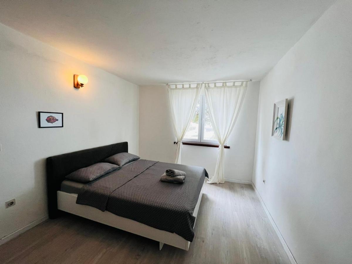 Sea Breeze Apartments With Private Beach And Boat Anchorage Stara Novalja Luaran gambar