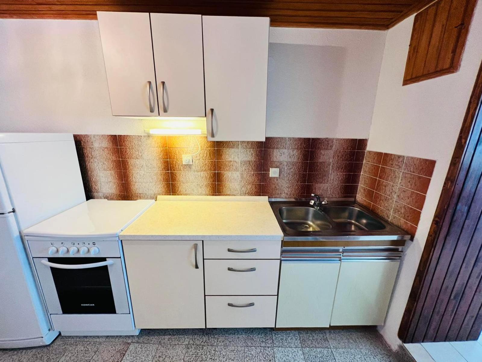 Sea Breeze Apartments With Private Beach And Boat Anchorage Stara Novalja Bilik gambar
