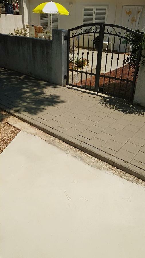 Sea Breeze Apartments With Private Beach And Boat Anchorage Stara Novalja Luaran gambar